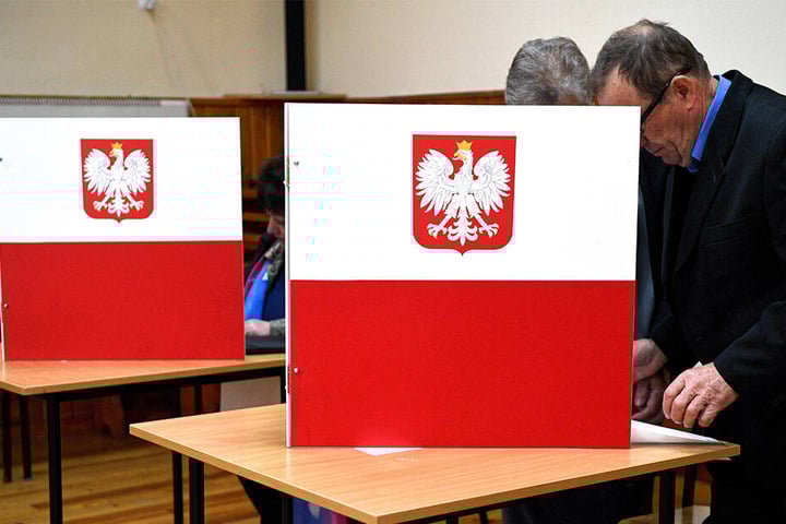 Auch in der polnischen Stadt Krzywcza gaben viele Wähler ihre Stimme schon morgens ab.