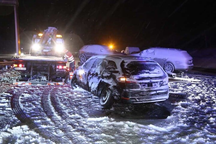 Zuvor hatte sich ein mit drei Autos beladenes Transportergespann auf der Autobahn quergestellt.