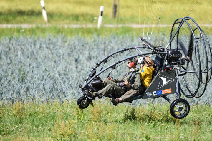 In der Luft: Ziehmutter Anne-Gabriela Schmalstieg in dem Ultraleichtflugzeug, dem die Waldrapp-Kolonie folgen soll.