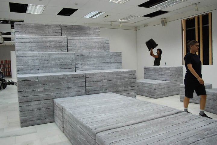 Ruinenblöcke des griechischen Künstlers Andreas Angelidakis, die Teil der Installation "Demos" sind, aufgenommen 2016 im Städtischen Kunstzentrum von Athen