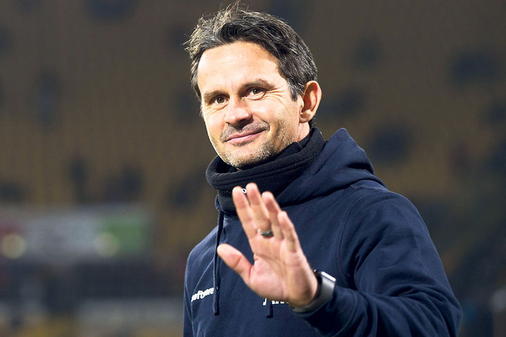 Darmstadts Trainer Dirk Schuster hatte nach dem Sieg beste Laune, schließlich hatte seine Mannschaft in Dresden drei Punkte eingesackt.