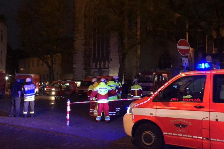 Die Feuerwehr rückte mit etlichen Kameraden zu dem Feuer in der Kölner Südstad an.