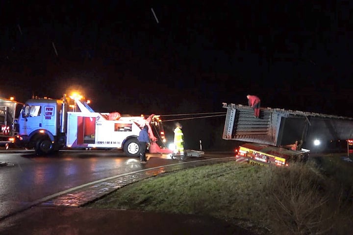 Ein Kran wurde angefordert und soll den Schwerlasttransport am Freitagmorgen bergen. Die Zufahrt zur A14 bleibt über Stunden gesperrt.