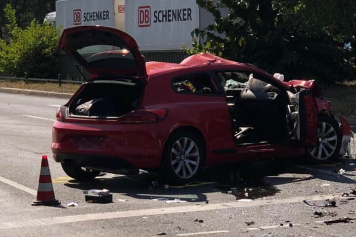 Das Fahrzeug soll zuvor gestohlen worden sein.