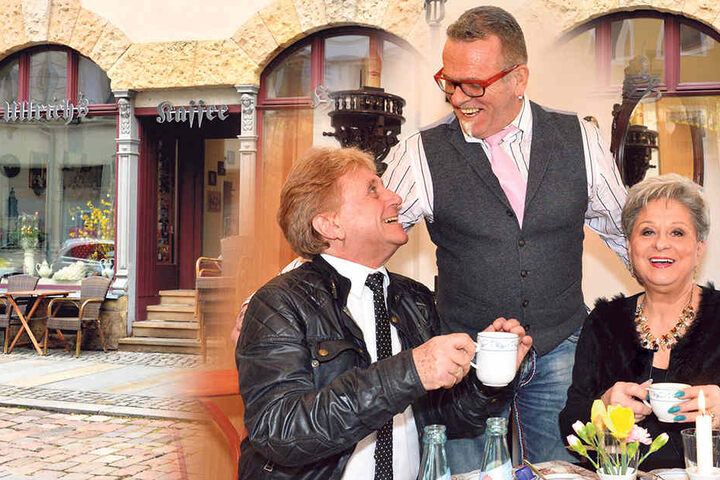Wirt Ullrich Baudis (61, Mitte) plaudert mit Hans-Jürgen Beyer (68) und seiner Trauzeugin Dagmar Frederic (72).