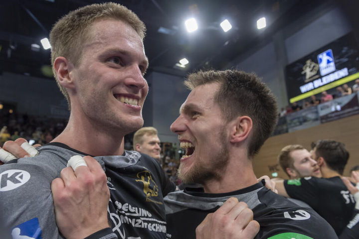 Große Freude bei Nils Kretschmer (l) und Julius Dierberg.