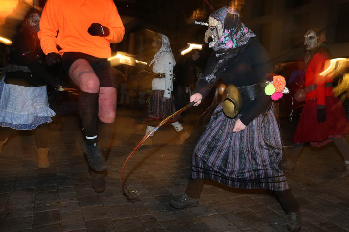Mancherorts wird symbolisch Schmutziges und Unanständiges vor den Haustüren weggekehrt.