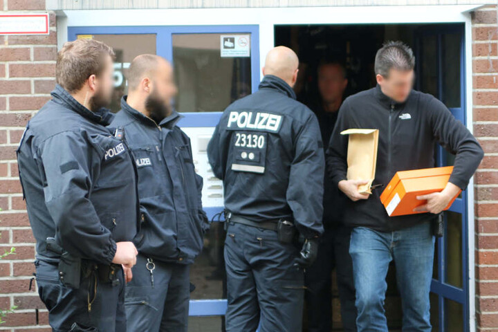Ermittler des Landeskriminalamtes sicher die Beweise.