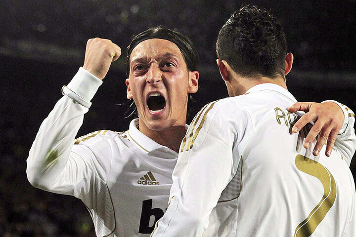 War bei Real Madrid erfolgreich, aber nie unumstritten: Mesut Özil (l.) bejubelt einen seiner Treffer gemeinsam mit Cristiano Ronaldo (r.).