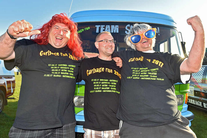 Holger Schute (37, v.l.), Frank Ullrich (46) und Kai Breumer (47) schraubten
über ein Jahr an ihrem alten Mercedes-Bus, damit sie am Rennen teilnehmen
können.