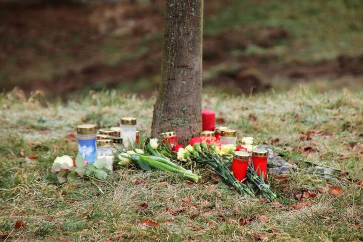 An der Unfallstelle wurden Blumen zum Gedenken an die Kinder niedergelegt.