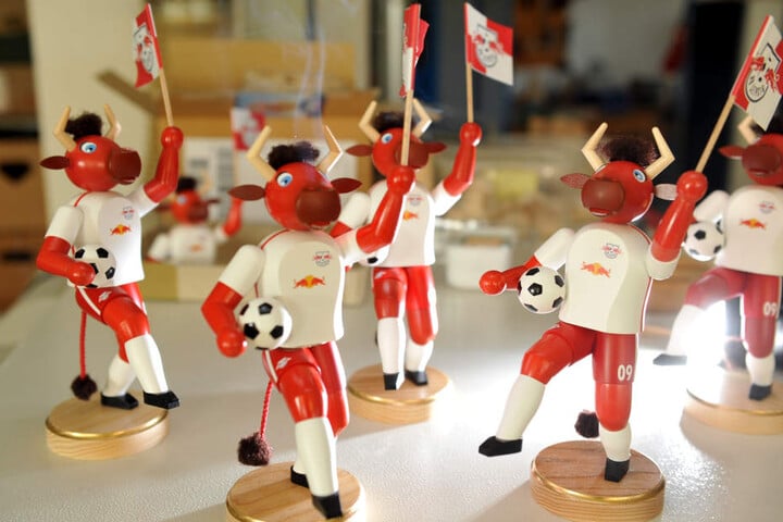 Die Bullen kommen! Seiffener Männelmacher fertigen für Red Bull Leipzig Fanartikel passend zum Vereinsnamen.