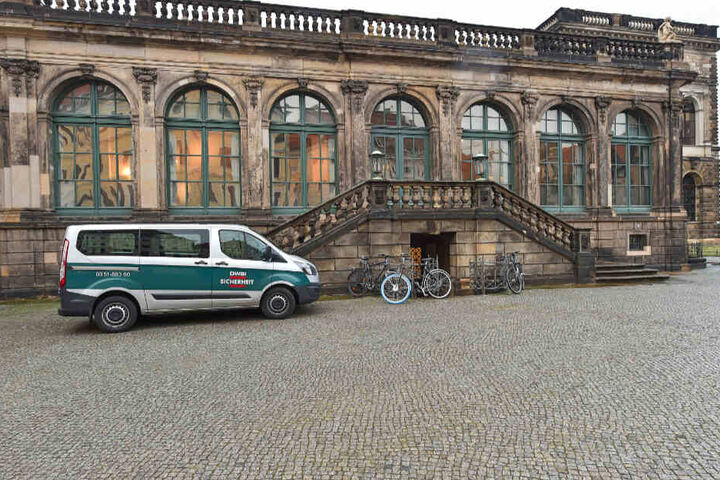 Tagsüber steht das neue Wach-Mobil am Zwinger, abends unter anderem vor der Schinkelwache - genau gegenüber der Einstiegsstelle der Räuber.