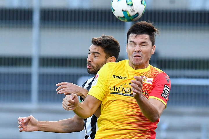Sandhausens Nejmeddin Daghfous (l) und Unions Fabian Schönheim im Kopfball-Duell.