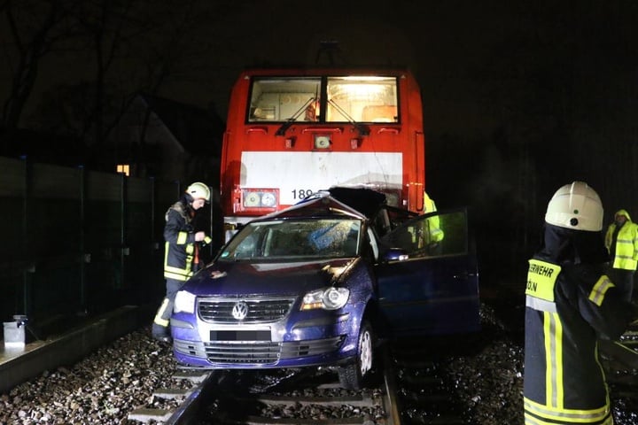 Der Zug hatte das Auto erwischt und mitgeschleift.