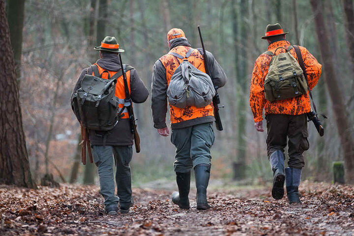 Drei Jäger machen sich auf den Weg zum Einsatzort.