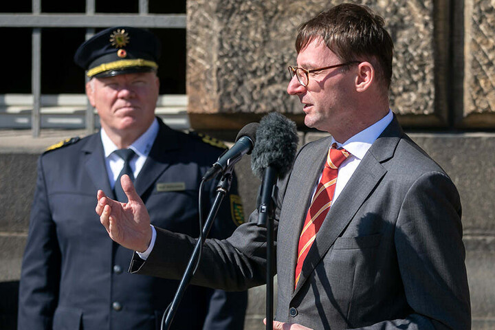 Minister Roland Wöller (48, CDU) und Landespolizeipräsident Horst Kretzschmar (59) übergaben die BMW-Motorräder.