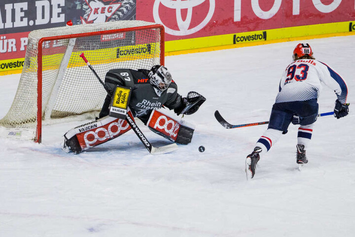 Münchens Maximilian Kastner (r.) trifft im entscheidenden Penalty gegen Kölns Torwart Hannibal Weitzmann zum 4:3.
