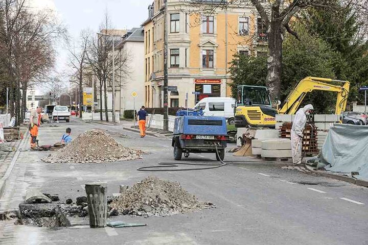 Auf der Chemnitzer Straße zwischen Nossener Brücke und Würzburger Straße wird momentan die oberste Asphaltschicht getauscht.