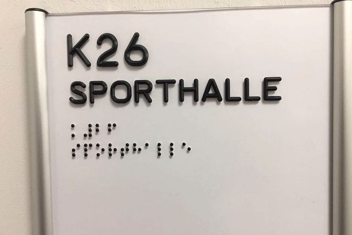 Weil an der Fröbelstraße sehbehinderte Kinder integriert werden, sind alle Räume auch in Blindenschrift bezeichnet.