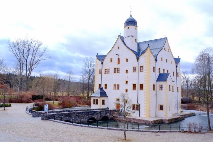 Im Wasserschloss Klaffenbach spielen immer wieder Stars und bekannte Bands. Am 8. Juni 2013 gaben hier "Omega" ein großes Konzert.