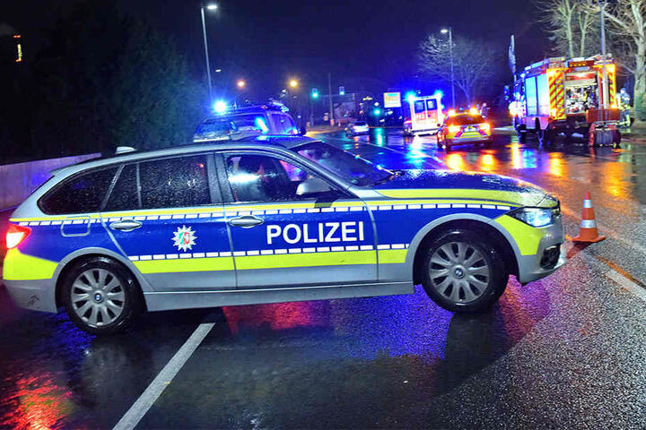 Die Polizei sperrte die Straße mehrere Stunden ab.