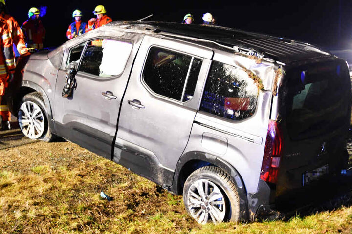Die Rettungskräfte mussten mehrere Menschen aus einem Peugeot befreien.