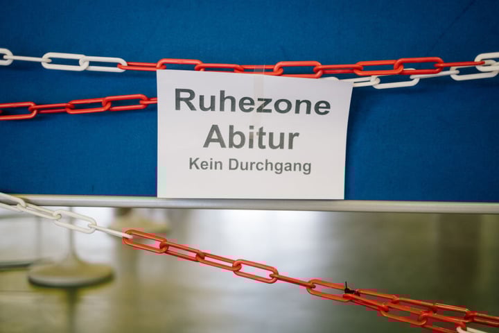 "Ruhezone Abitur Kein Durchgang" steht auf einer Absperrung in einer Schule.