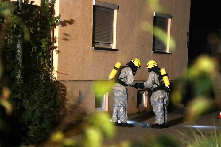 Tests der Feuerwehr konnten am Haus eine hochprozentige Säure nachweisen.