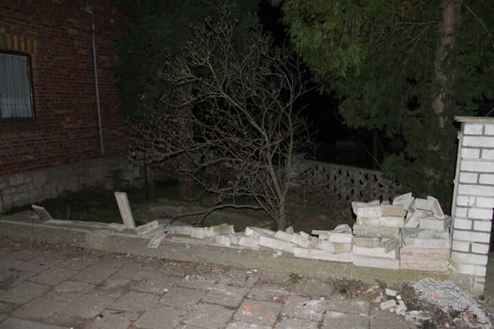 Gegen diese Mauer fuhr das Mädchen.