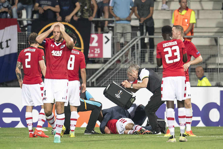Stijn Wuytens liegt verletzt am Boden. Seine Mitspieler sind bestürzt.