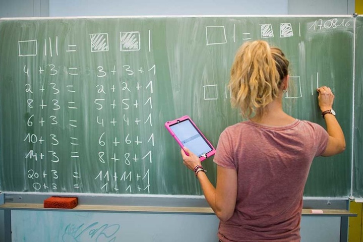 BU-A-Lehrerin-an-Tafel: Nach wie vor gibt es nicht genügend Lehrer. Selbst wenn Stellen durch Fachkräfte besetzt sind - viele arbeiten in Teilzeit.