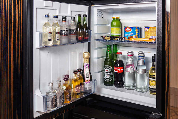 Haben die Minibars in den Hotelzimmern etwas mit den mysteriösen Todesfällen zu tun? (Symbolbild)