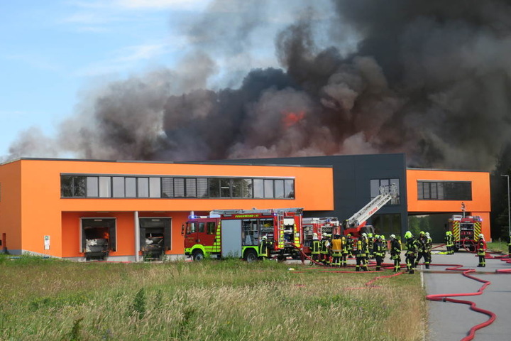 In Elterlein steht eine Möbelfabrik in Flammen.