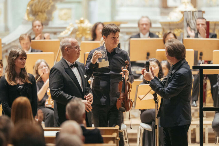 Joshua Bell (51) am Montagabend in der Frauenkirche. Die Preistrophäe ist wie jedes Jahr von zwei Uhrmacherlehrlingen der Firma Glashütte Original gebaut worden.