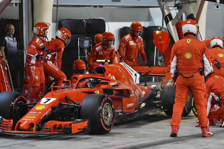 Bei dem Boxenstopp gab es ein Problem beim Reifenwechsel hinten links zu Problemen. Räikkönen bekommt trotz nicht abgeschlossenem Wechsel grünes Licht und fährt los.