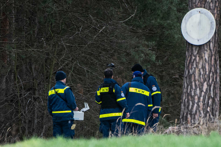 Mitglieder einer Spezialgruppe des Technischen Hilfswerks (THW) stehen mit einem Bodenradargerät in einem Wald bei Storkow. Dort wurde die Suche nach der vermissten Rebecca aus Berlin vor wenigen Tagen fortgesetzt.
