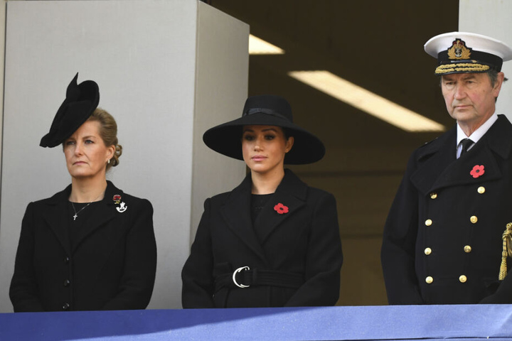 Sir Timothy Laurence (r-l), Herzogin Meghan und Sophie, Gräfin von Wessex, tragen jeweils eine "Remembrance Poppy" (Erinnerungs-Mohnblumen) am Revers.