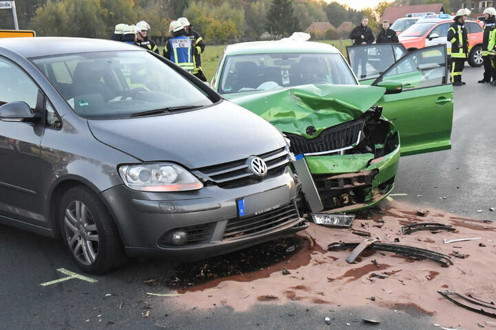 Beide Wagen mussten mit einem Totalschaden abgeschleppt werden.