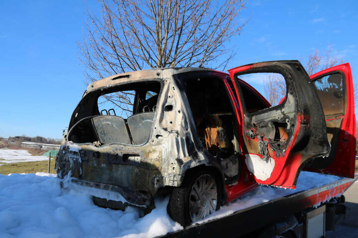 Der Kleinwagen fing am Heck Feuer.