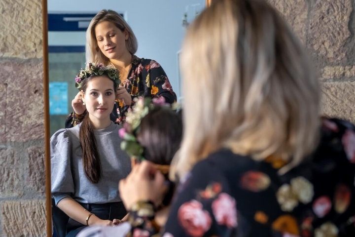 Neben Schmuckstücken fertigt Jennifer Follmann auch Blumenkränze. Die sind vor allem bei Bräuten beliebt.