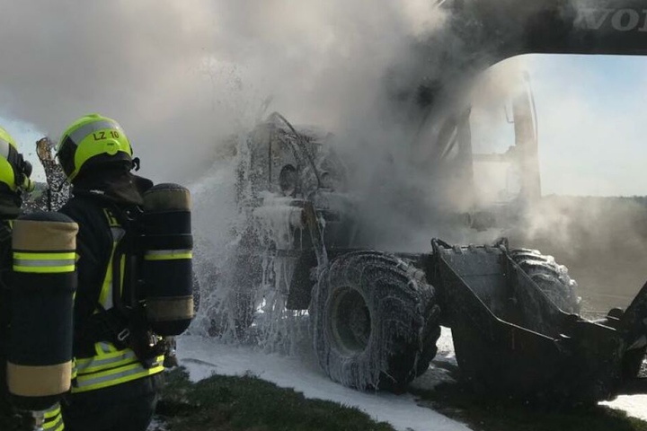 Das Fahrzeug war aus ungeklärter Ursache in Brand geraten.