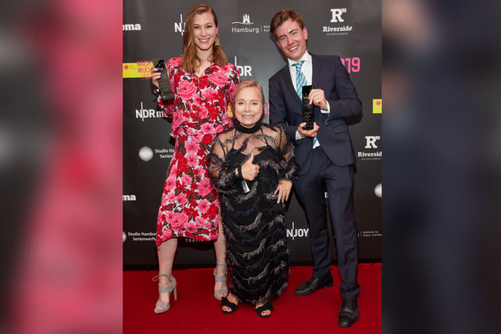 Christine Urspruch (Mitte), Schauspielerin und Laudatorin, posiert mit Lukas Nathrath und Henriette Ahrens (links). Die beiden sind die Gewinner in der Kategorie "Bester Kurzfilm".