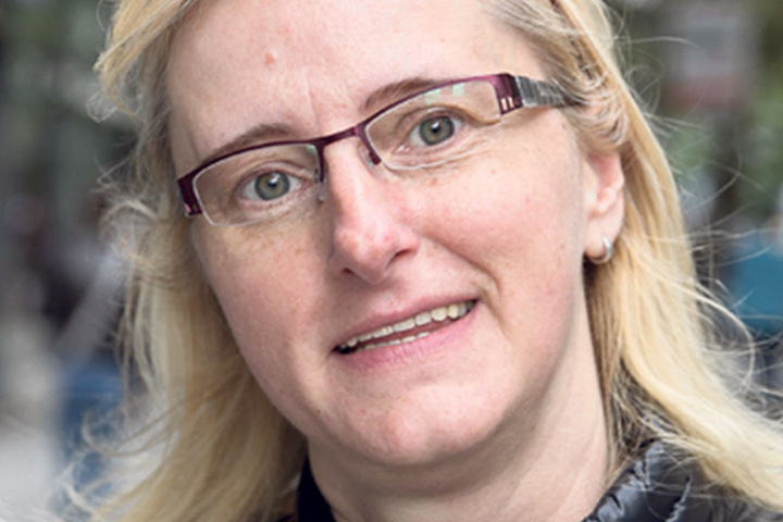 Ina Munzert
(47), arbeitet
für eine Städtische
Reinigungsfirma
in
Zwickau, wird
der CDU ihre
Stimme geben:
„Ich habe
einen Vollzeitjob. Es geht mir
gut. Im Vergleich zu vor zehn
Jahren hat sich vieles verbessert.
Es gibt keine Alternative.“