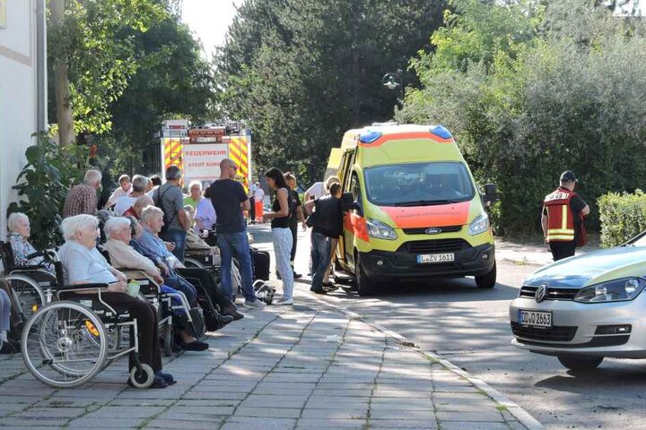 77 Bewohner des Altenheimes sowie 16 Mitarbeiter wurden evakuiert und in eine Turnhalle gebracht.