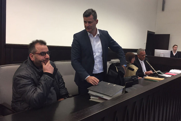 Der Angeklagte Wilfried W. wartet zusammen mit seinem Anwalt Detlev Binder auf den Beginn des sechsten Prozesstages.