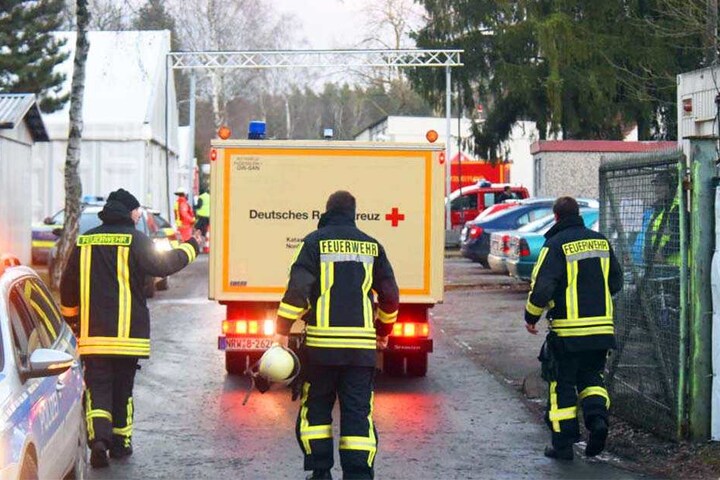 40 Flüchtlinge werden wegen dem Verdacht auf Rauchgasvergiftung behandelt.