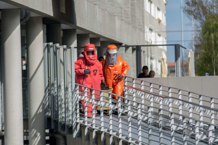 Der explosive Kanister wird von dem Chemie-Team der Feuerwehr abtransportiert.