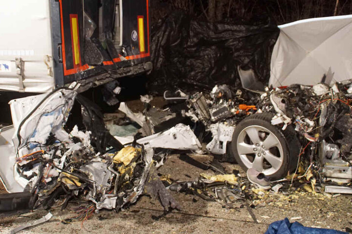 Das Unfallfahrzeug wurde von der Wucht des Aufpralls in sämtliche Einzelteile zertrümmert.
