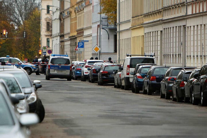 Der Täter hatte sich in seiner Wohnung in der Kolmstraße verschanzt.